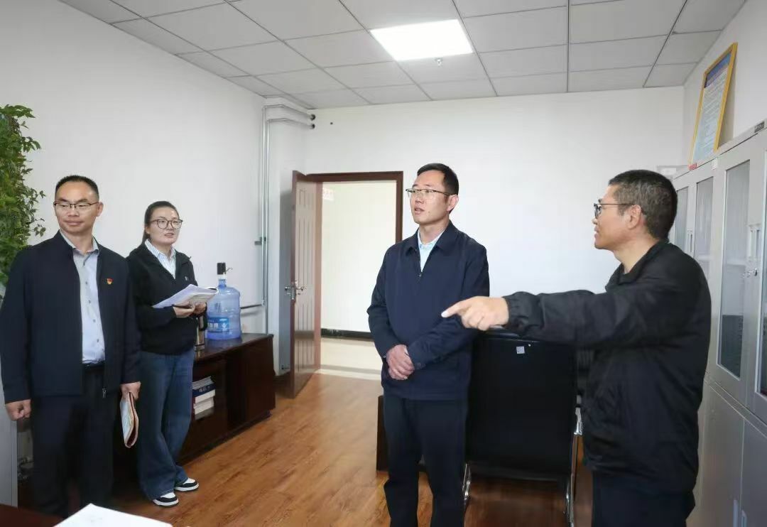 谭金元在县委办公室、县委组织部调研1.jpg