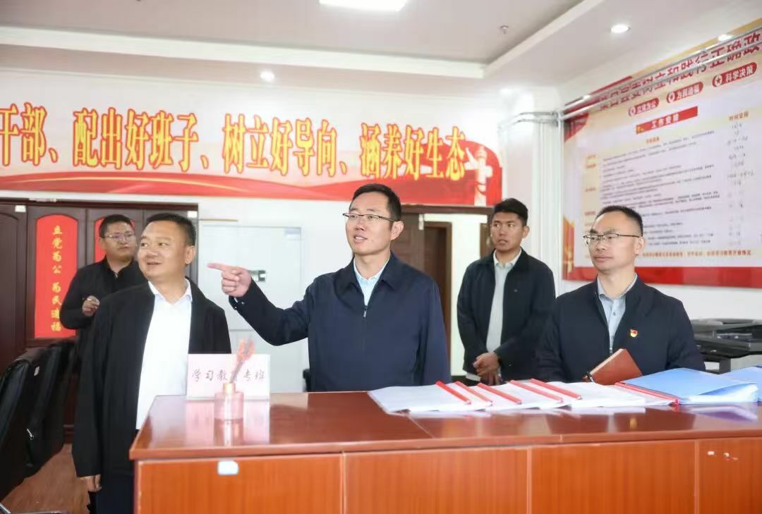 谭金元在县委办公室、县委组织部调研2.jpg