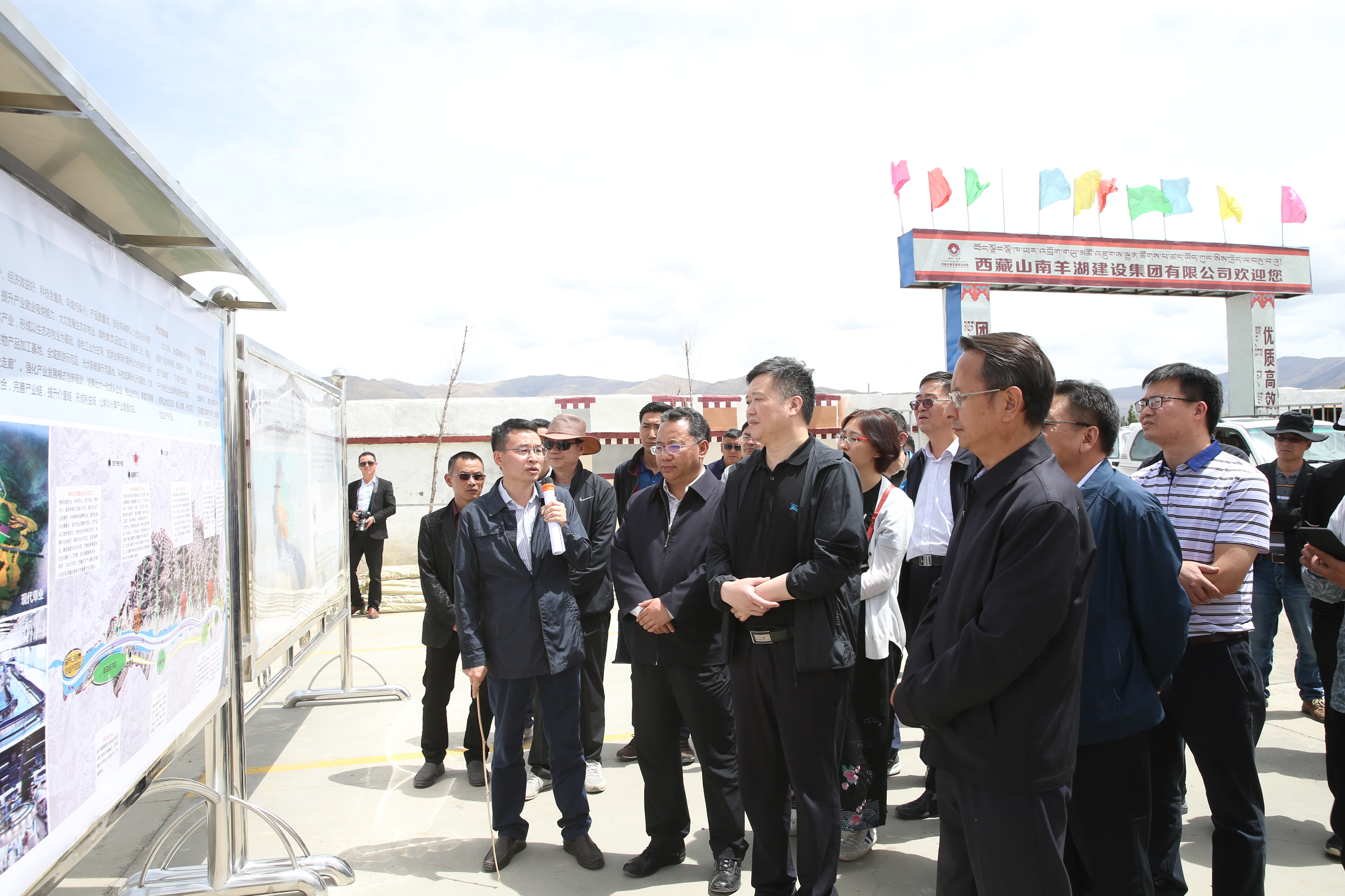 图为乔建华一行在森布日听取雅鲁藏布江中游产业布局等工作汇报.JPG